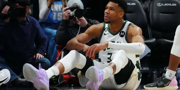 电竞世界杯-字母哥沮丧情绪达到顶点！雄鹿紧张氛围前所未有 内部有分裂苗头|吉安尼斯·安特托孔波|Shams|密尔沃基雄鹿队|篮板|扬尼斯-阿德托昆博_新浪体育_新浪新闻