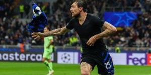 记者：利雅得新月放弃阿切尔比，因为他年龄太大