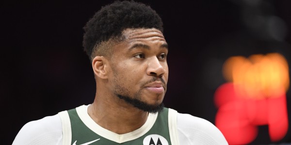 电竞世界杯-美记：雄鹿在交易市场上非常积极 他们想要避免浪费字母巅峰期